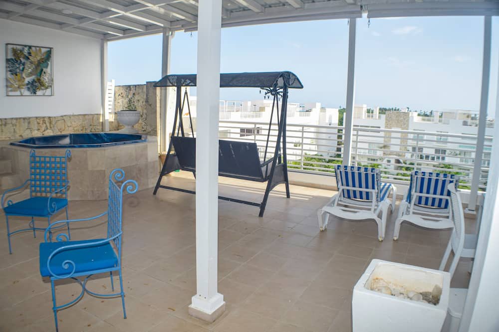Villa Hermosa Apartment | Stylish 3-Bedroom Escape with AC and WiFi in Welcoming La Caña