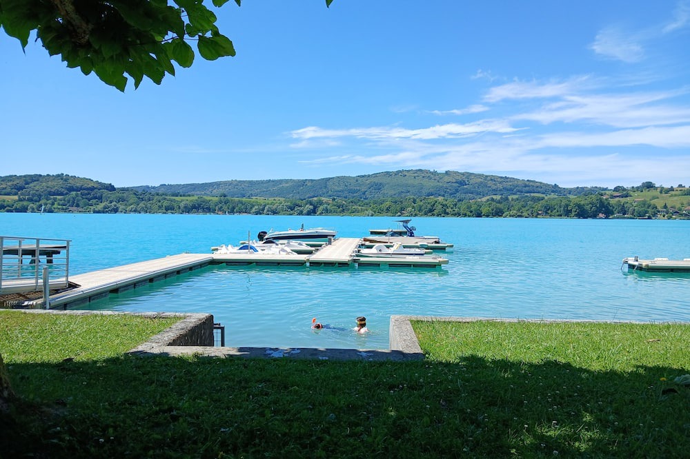 Bilieu Apartment | LAC CASA 60 - gîte with beach and terrace overlooking the lake