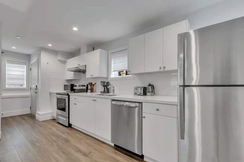 Sunset House | Cozy Laneway House In The Heart of the City!