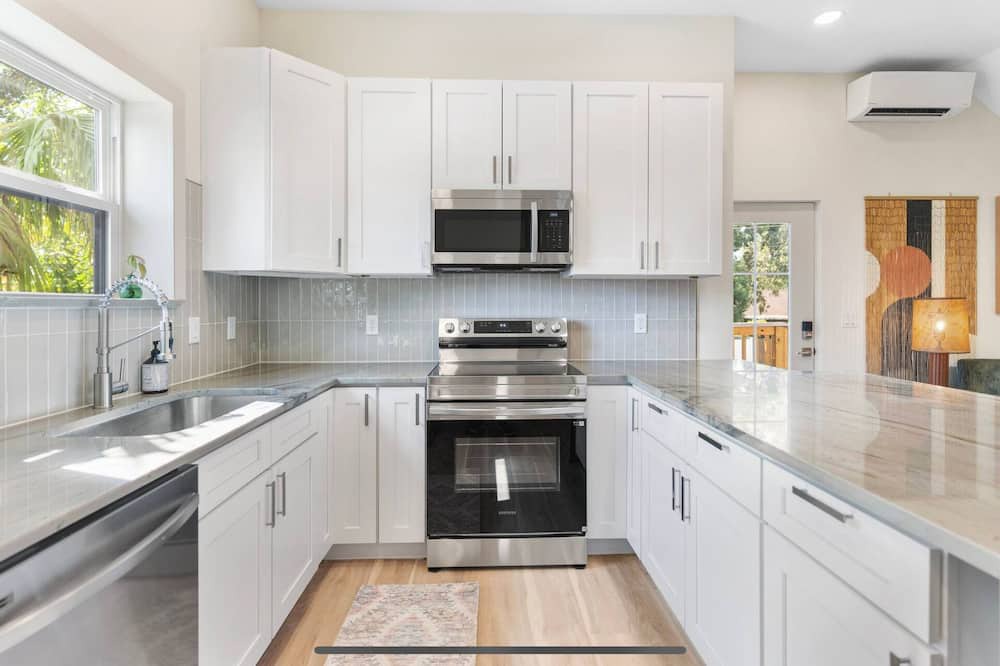 Ocoee House | NEW! 1BR Guesthouse - KingBed - Disney - Universal - Seaworld