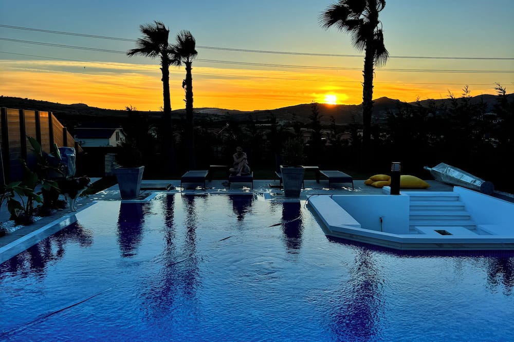 Foca Villa | Sunken seated fire pit Villa with 4 bedroom