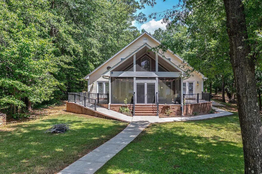 Eatonton House | Spacious 6-Bed Lakefront Retreat 2 King Ensuites, Screened Porch & Amenities