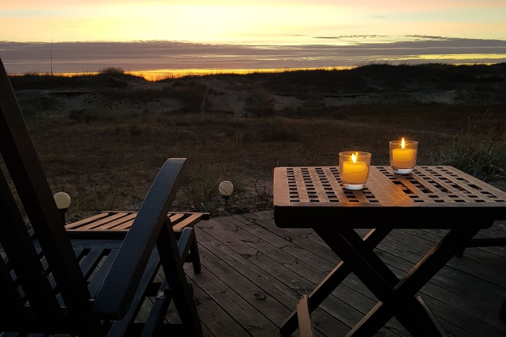 Hailuoto Cabin | Small beach house by the sea with an amazing view from the balcony. nnn