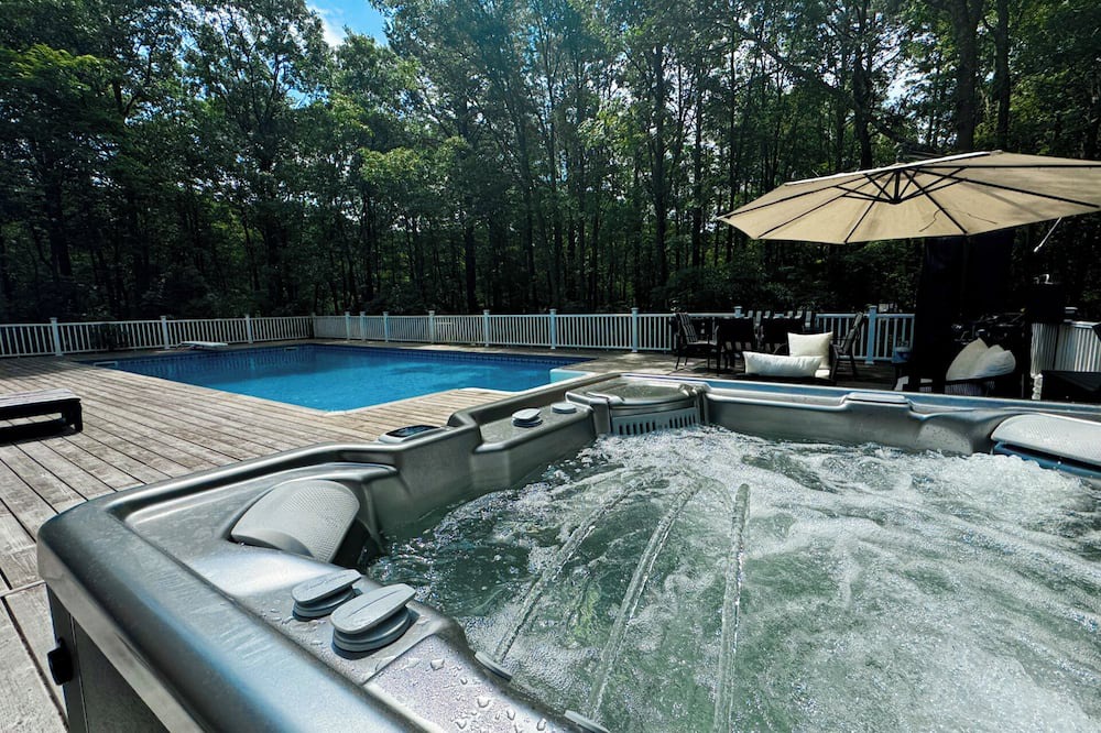 Manorville House | Private & Woodsy Home Near Hamptons/Golf/Wineries/Farms w/Heated Salt Pool & Spa