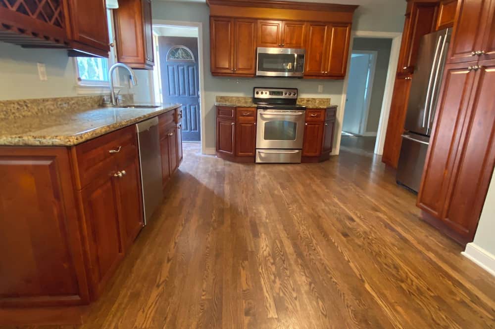 Fairfield House | Charming 3-bedroom ranch with central air in Fairfield