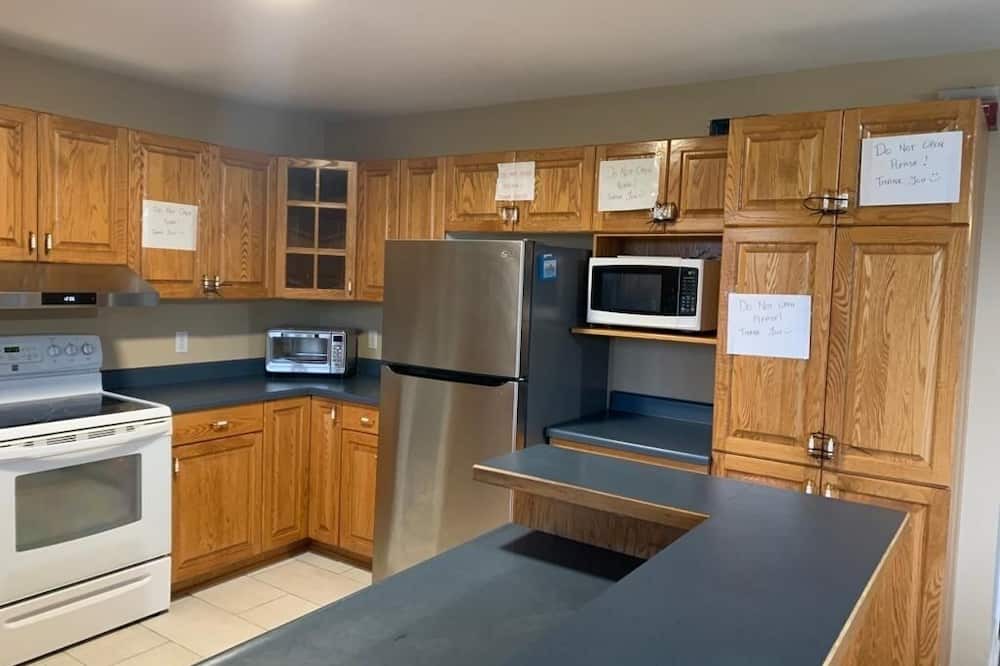Colborne Cottage | Charming 5-bedroom cottage in enchanting Colborne
