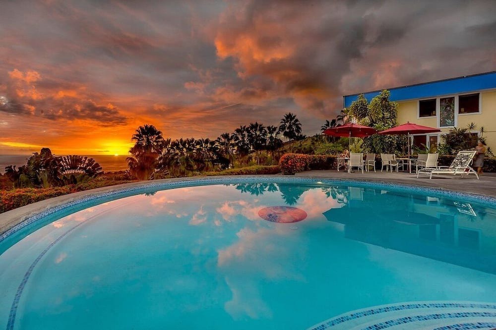 Captain Cook Bed & Breakfast | Charming 5-bedroom bed & breakfast in Captain Cook with WiFi, AC