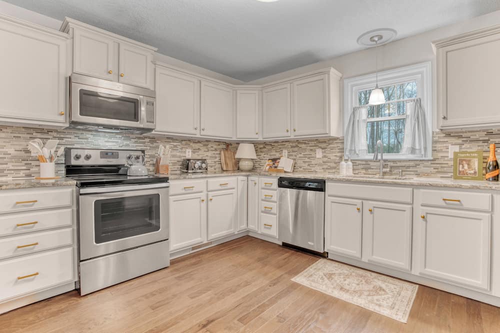 Greensboro House | Family Tranquil Retreat - Pool, HotTub, Golf, More