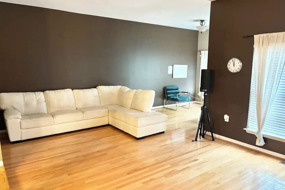 Dulles Town Center House | Affordable Spacious Family Home with Fishing Rods near Lakes, Shops and Malls