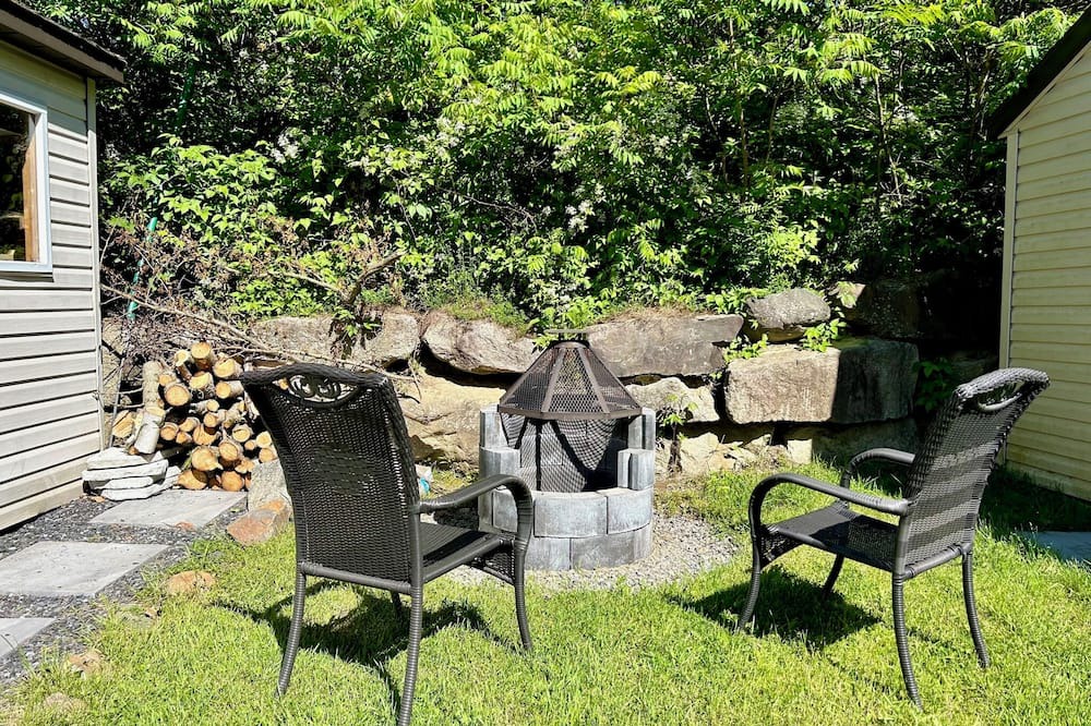 Bromont Apartment | Homelike, comfy apartment w/fire pit. Dog-friendly. Only 4 min to the Mountain!