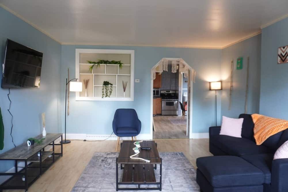 Front Park Apartment | This apartment is a 2 bedroom(s), 1 bathrooms, located in Buffalo, NY.