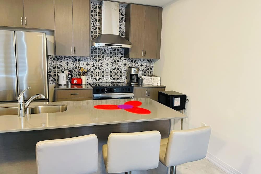 North Dumfries House | Gorgeous Townhome close to Conestoga College, Hwy401, Bluff Park & downtown