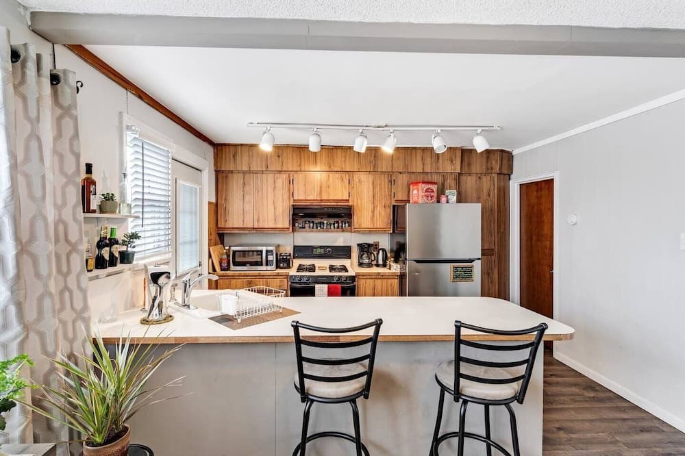 Swarthmorewood House | Cozy 2B/1B by Swarthmore w Driveway!