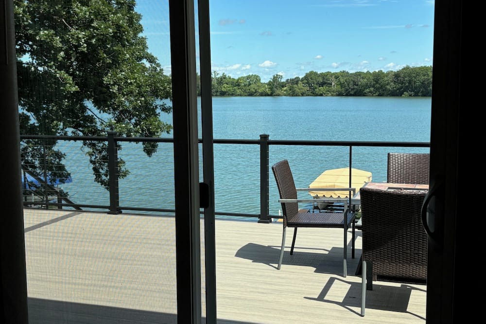 Martin County Cabin | Cozy Lake Cabin near the Fox Lake Event Center