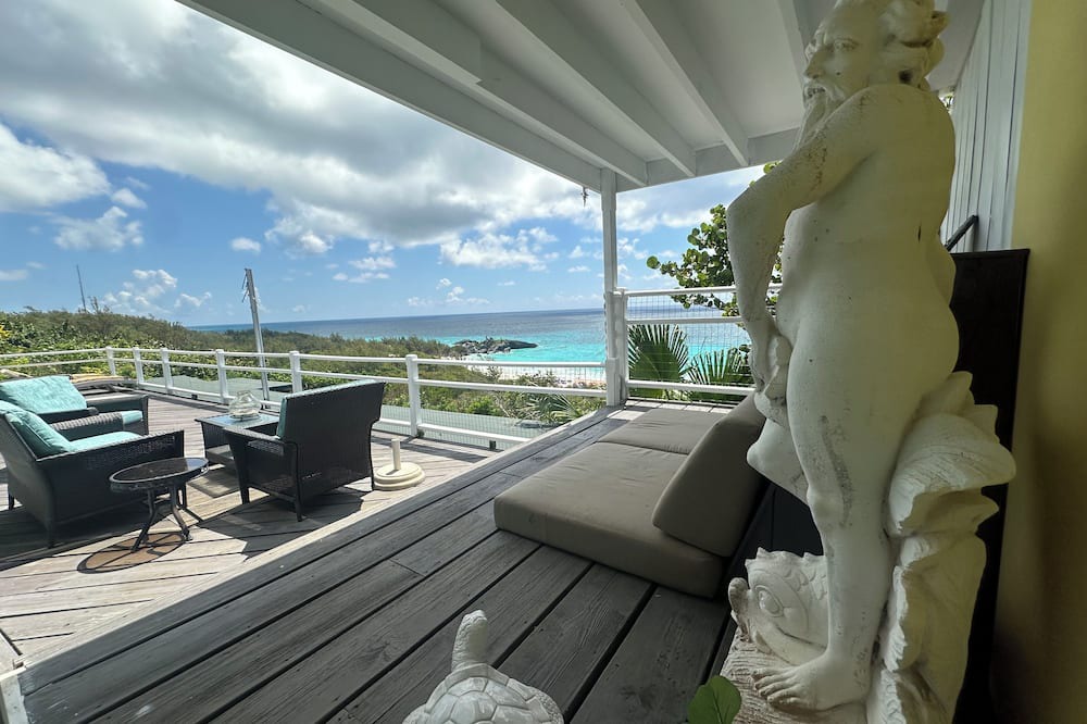 Southampton House | Spacious 3-bedroom house with a pool and panoramic views of Horseshoe Bay Beach