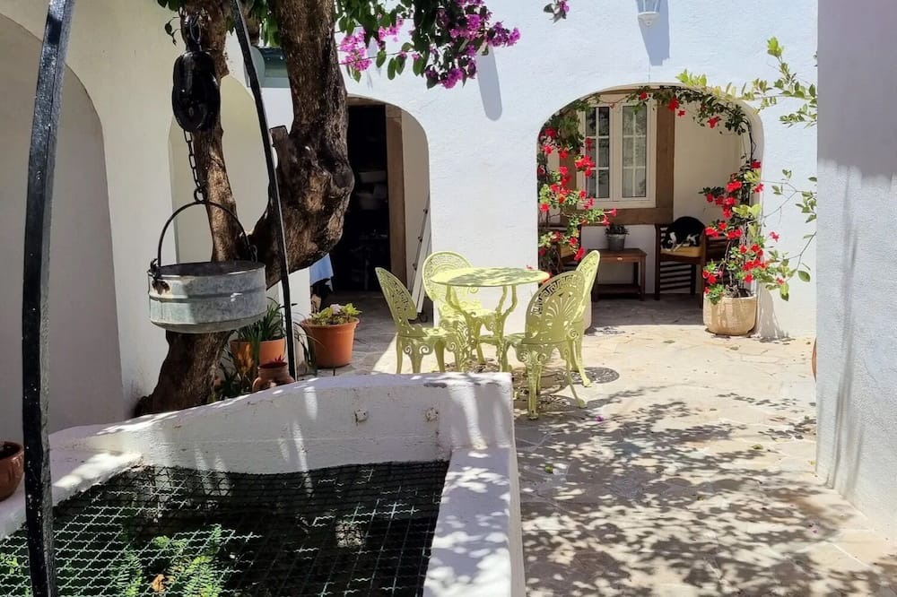 Sines House | Room 'Garden' with Shared Garden and Wi-Fi
