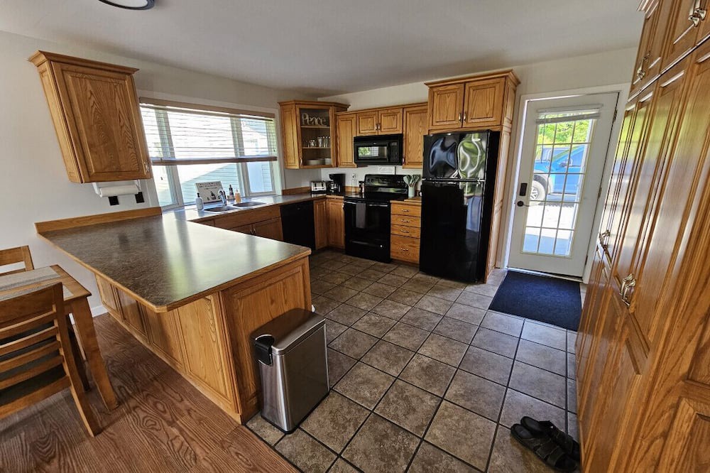 Saint John House | Paradise on Douglas Lake (B)