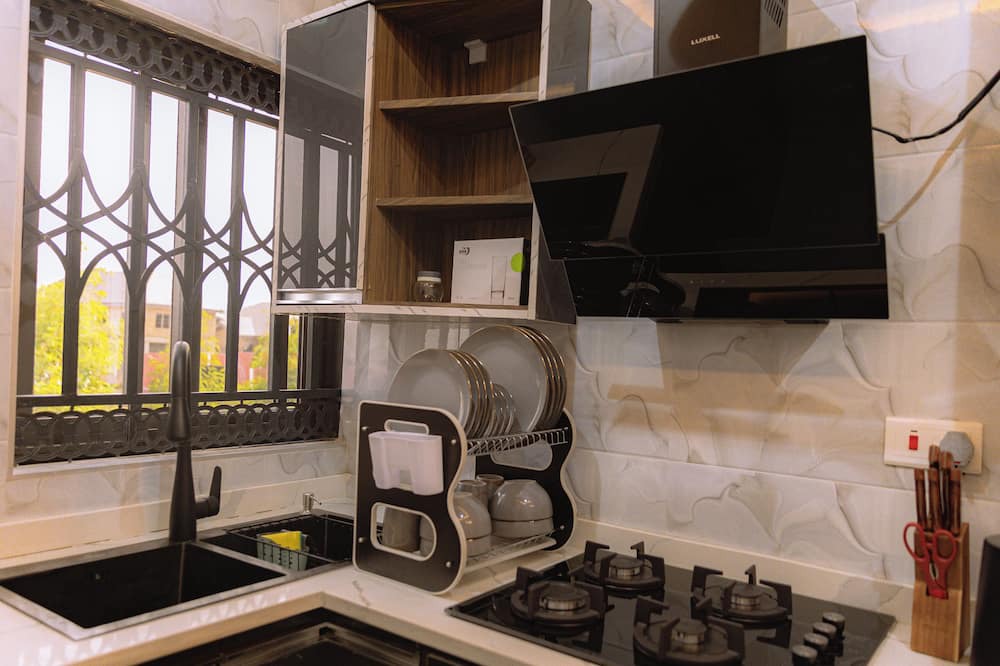 Accra Apartment | Modern 2-bedroom apartment with WiFi, AC in lovely Accra-Winneba Road,Blue Rose