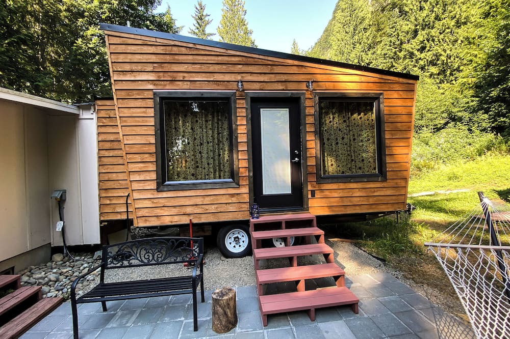 Enumclaw Cottage | Cozy cabin on the lake, close to Mount Rainier, skiing, hiking, downtown!