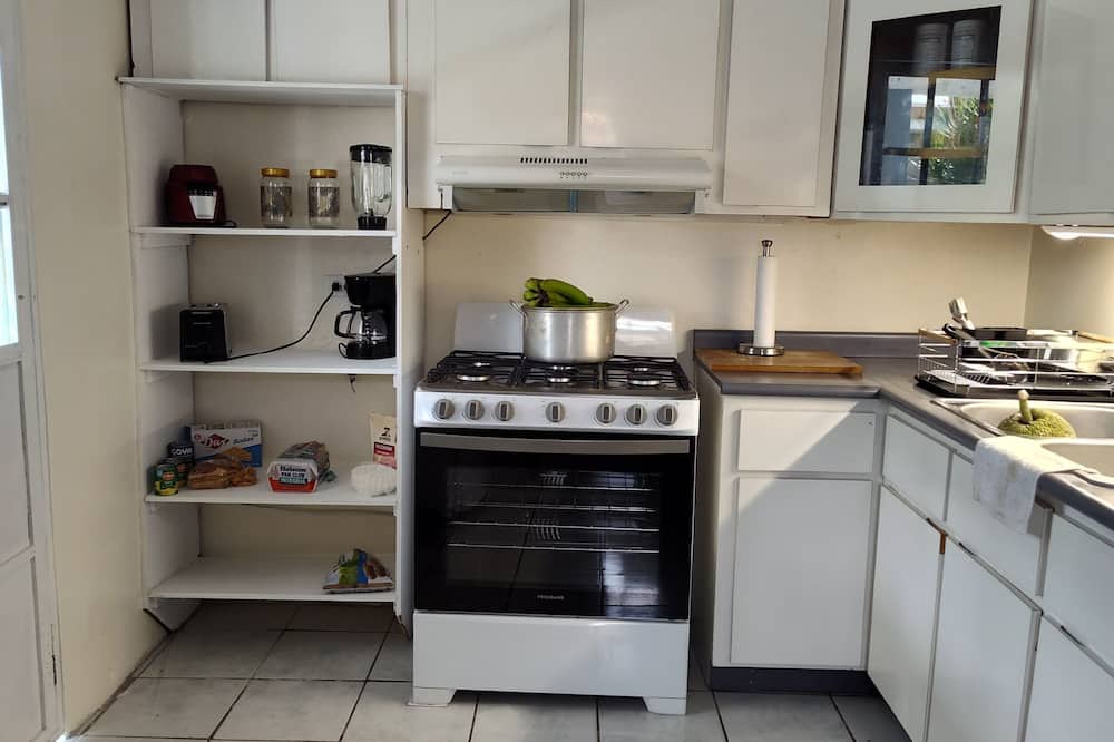 Las Piedras House | Charming 2-bedroom house in brilliant Las Piedras with AC