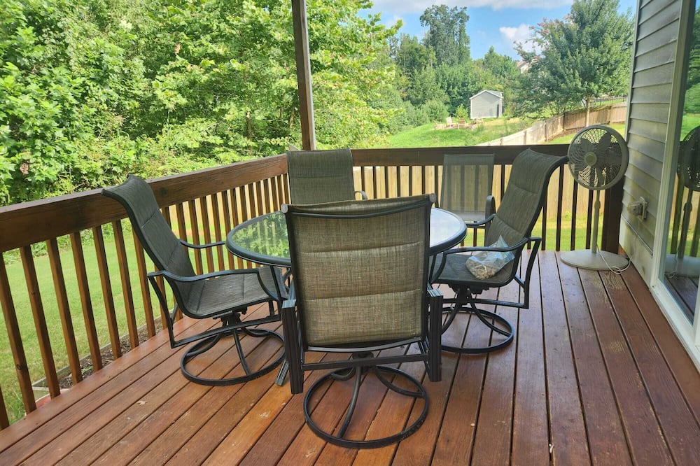 Burlington House | Spacious 4-bedroom on a quiet cul-de-sac in Burlington. Near Elon & Greensboro.