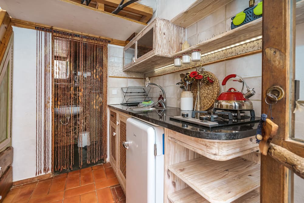Carrapateira Apartment | Studio Apartment 'Alma' with Mountain View, Shared Terrace and Wi-Fi