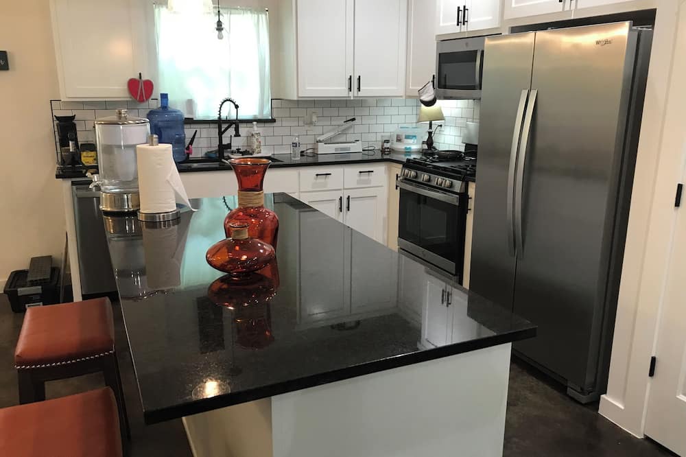 Bastrop House | Charming 3-bedroom house with excellent WiFi and super cold AC in Bastrop