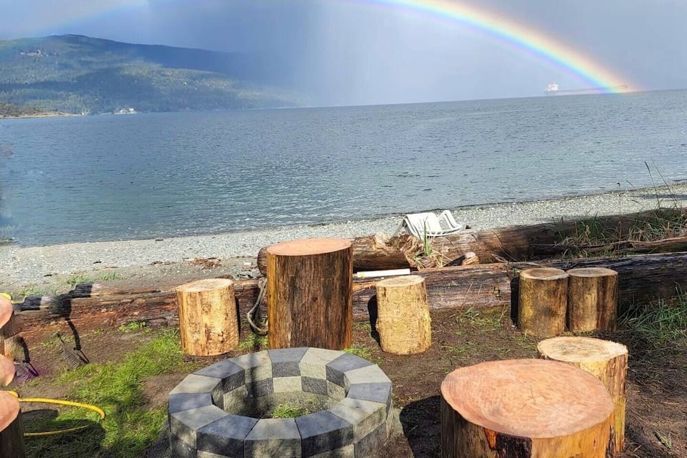 Cowichan Bay House | Cozy and Spacious 3 Bedroom House on Historic Marina