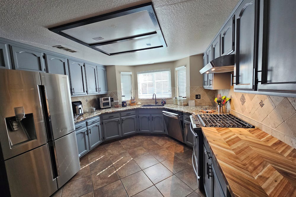 Clovis House | Spacious 4-bedroom house in delightful Clovis with WiFi, AC, Pool, Patio