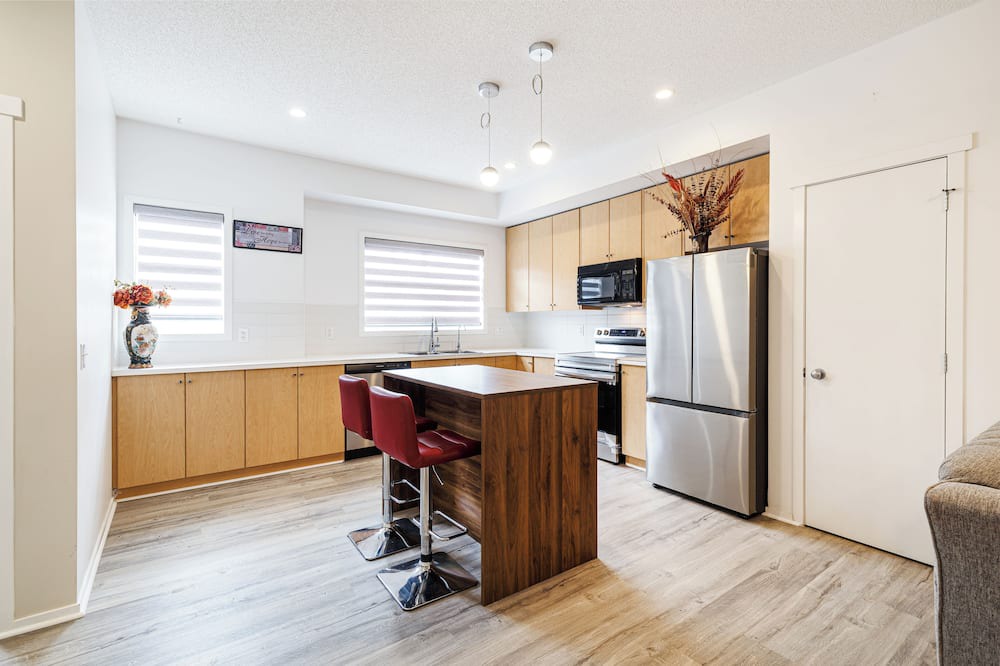 Evanston House | Elegant 4-Bedroom Home in a Quiet and Peaceful Community | Free Parking