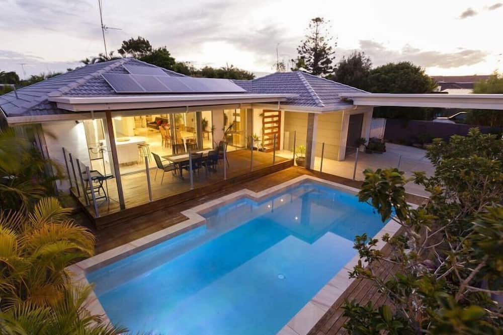 Mermaid Waters House | Coco Bella-5 min walk to beach Cafes & shops Family friendly great value