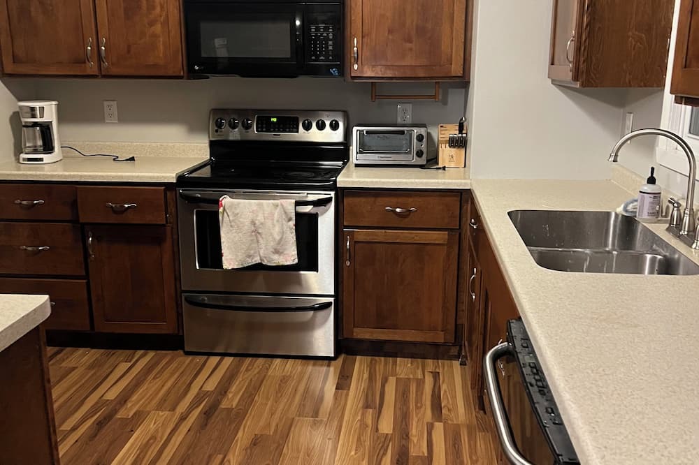 Appleton House | Clean two-bed house with garage.