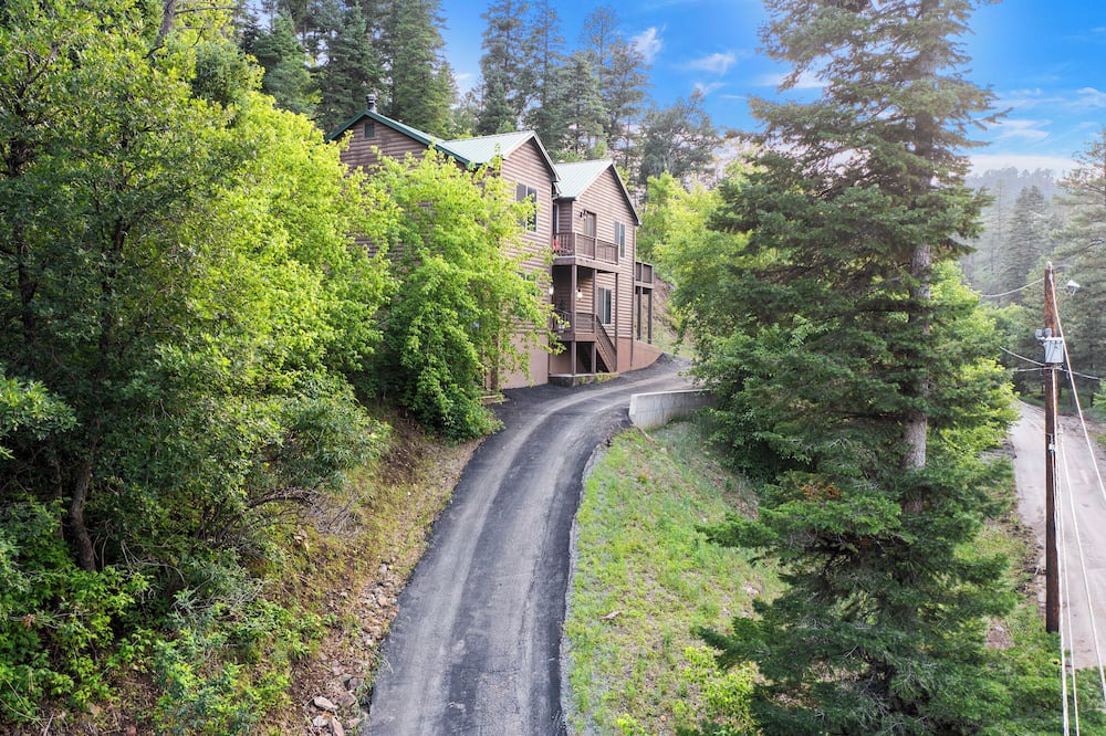 Ruidoso House | Charming and Serene 4-bedroom house with Spectacular Views of the Black Forest