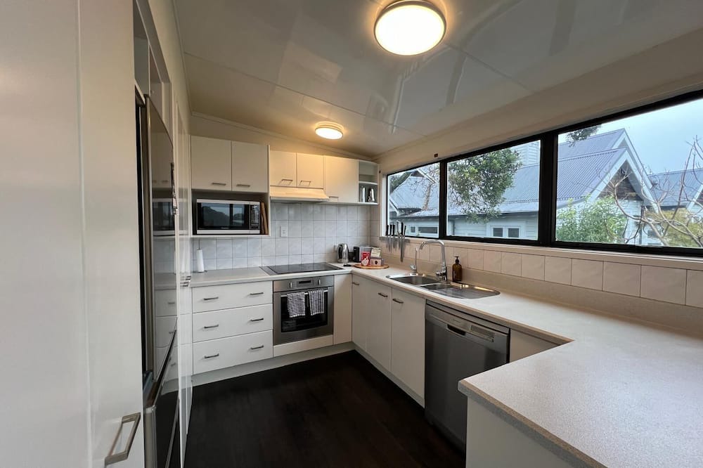 Narrow Neck House | If you want to be close to the beach.