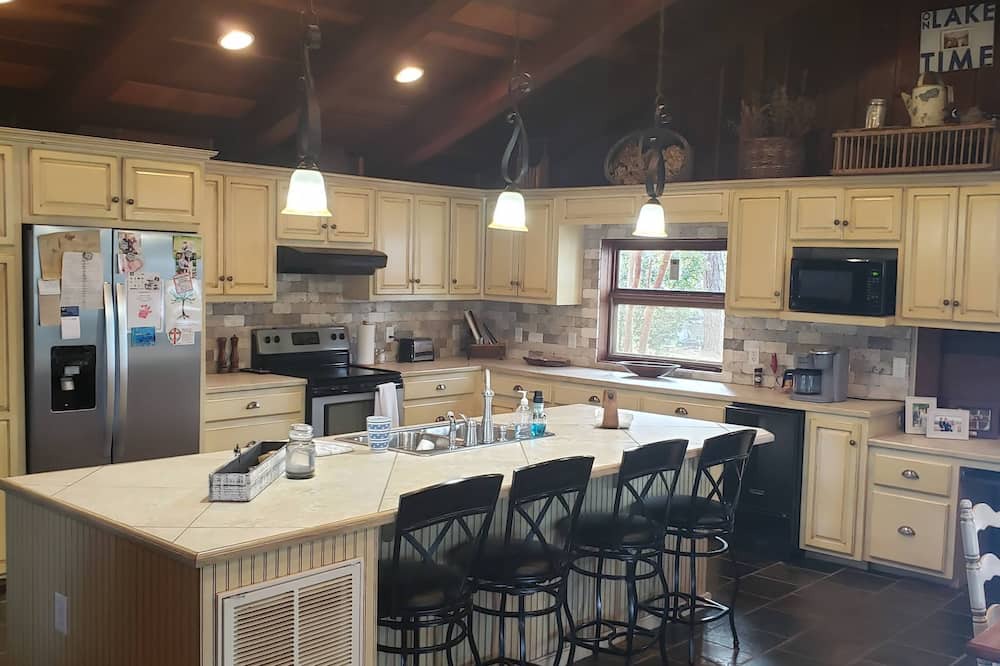 Little Kowaliga Cabin | Charming 4-bedroom/4-bath lake cabin with WiFi and AC on beautiful Lake Martin