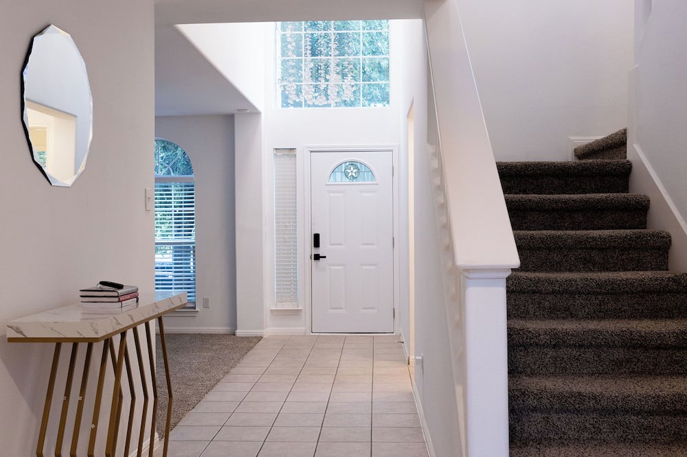 Manor Villa | Spacious Modern Event Home Minutes from Domain