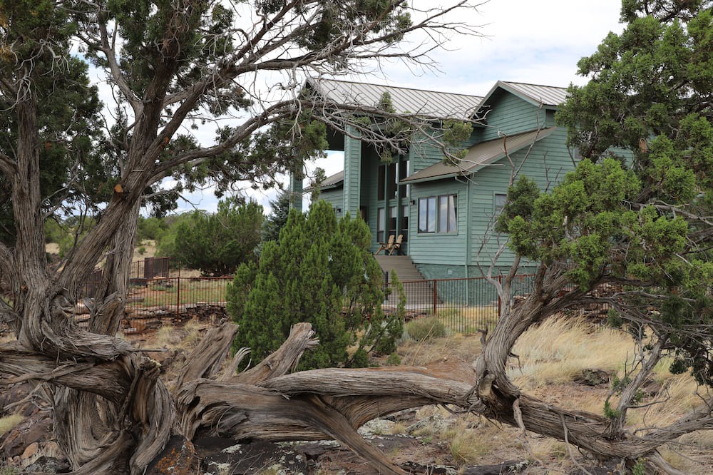 Show Low House | New Listing! Luxury cliff-side retreat. Isolated & Serene with EPIC views.