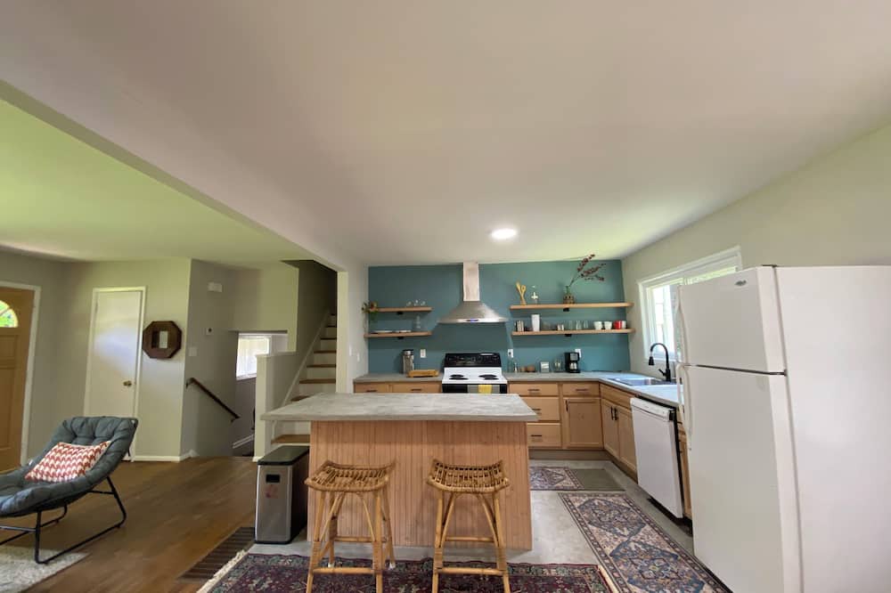 Athens House | 4-bedroom house in excellent Athens Location Near UGA. Corner Lot. Fenced Yard.