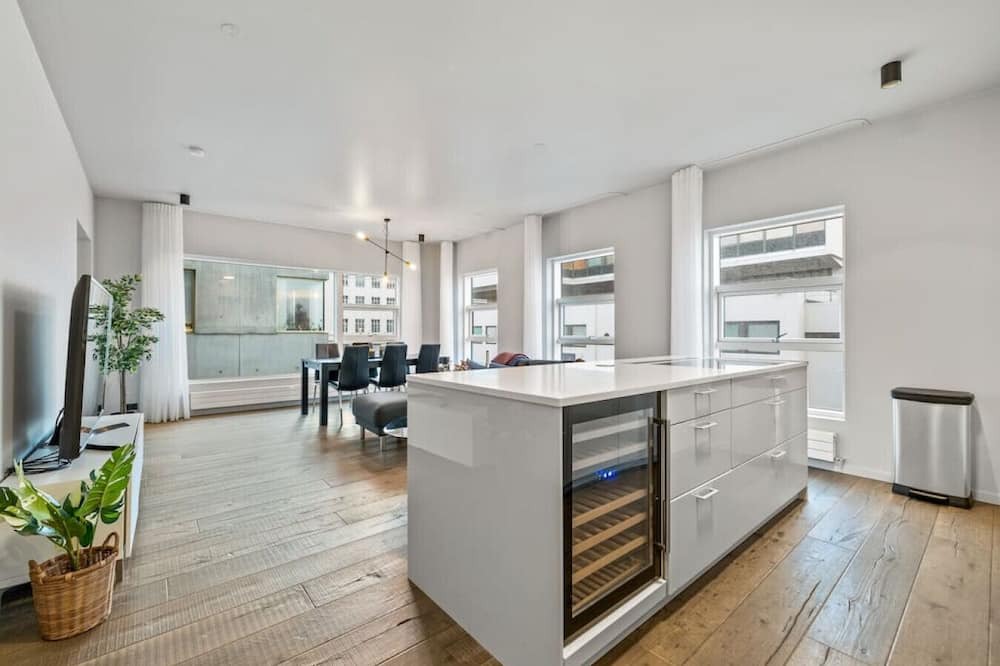 Downtown Apartment | Modern & spacious City Center Oasis - Free Parking
