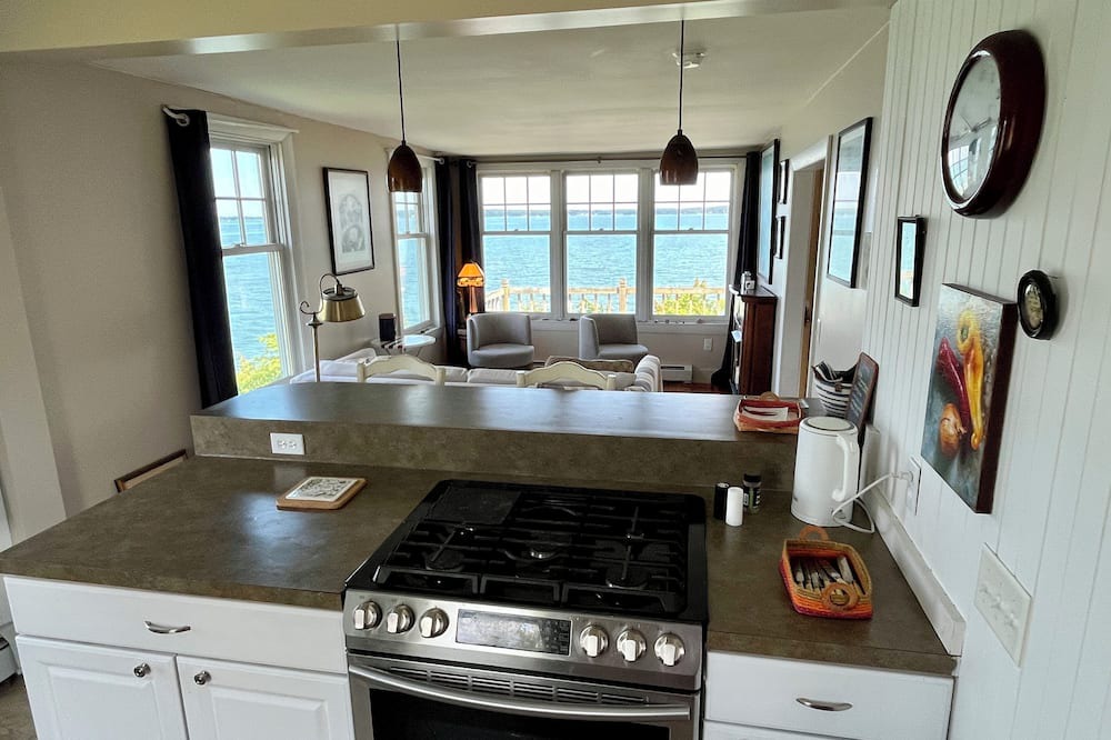 East Deering Cottage | Welcome to The Villa! Charming oceanfront cottage right in Portland