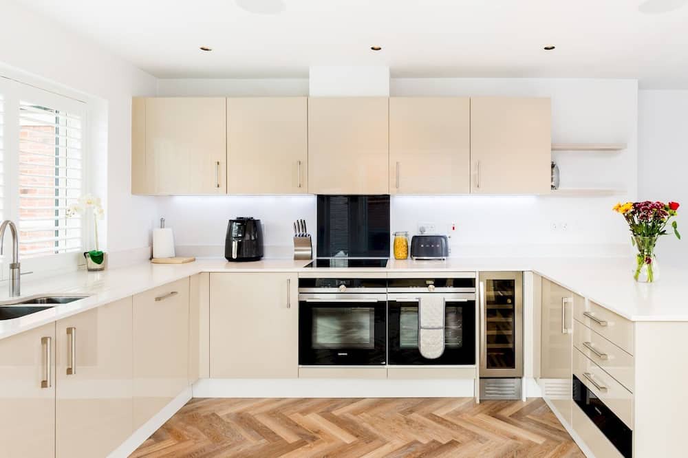 Tiddington House | CV37 7FA 9 Sid Courtney Way, Tiddington · Large & Modern 4Bed Family Home | Pass The Keys