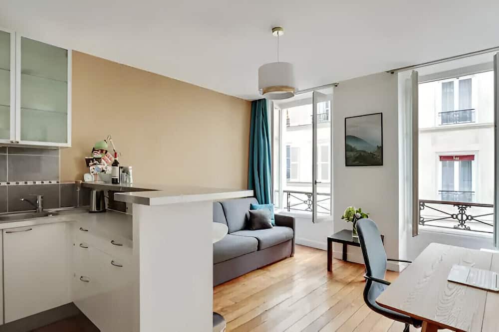 Quartier de la Porte-Saint-Denis Apartment | Trendy Marais district air-conditioned 2 bedrooms