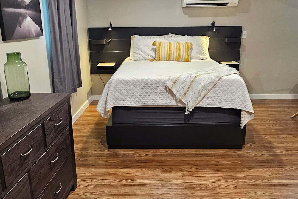 Forest City Condo | Charming Downtown Converted Garage Studio