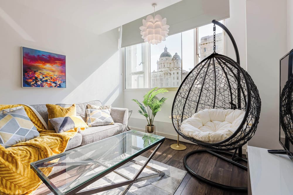 The Docks Apartment | Central City Centre Apartment With Liver Building Views - Best location!