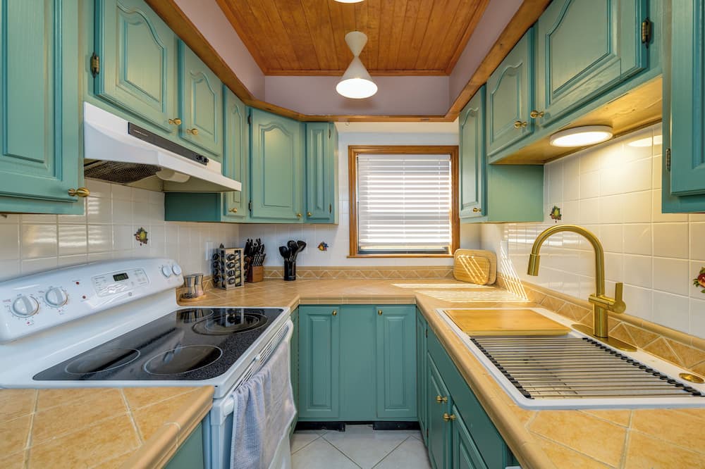 Odessa House | Serene Lakefront Retreat: Unwind on Lake Wood