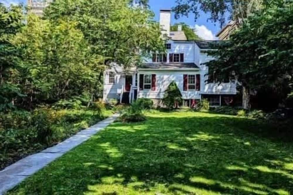 Ithaca Apartment | Charming Studio in Historic Downtown Ithaca