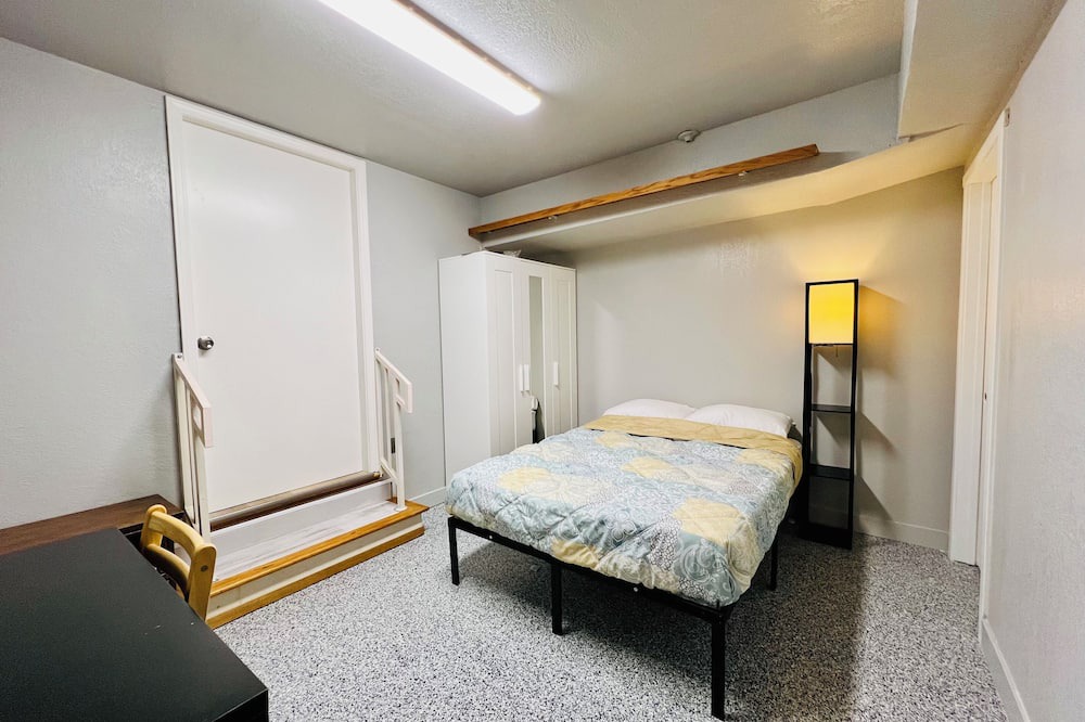 Lake Area House | Cozy room with private bathroom and separate entrance in Newark