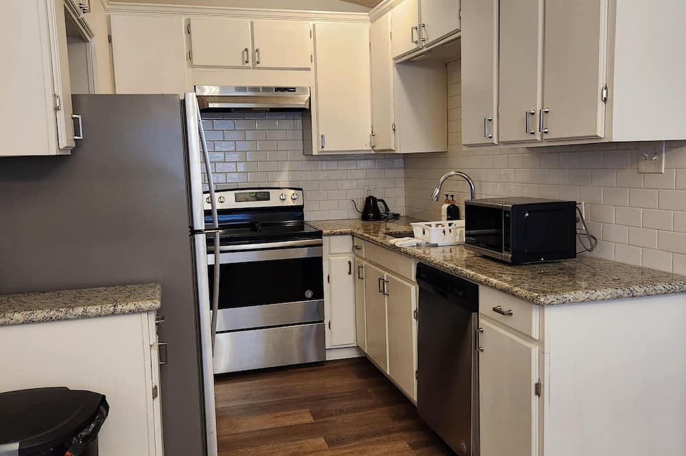 Denham Springs House | Simply Stay sleeps up to 8 people and is conveniently located right off the I-12