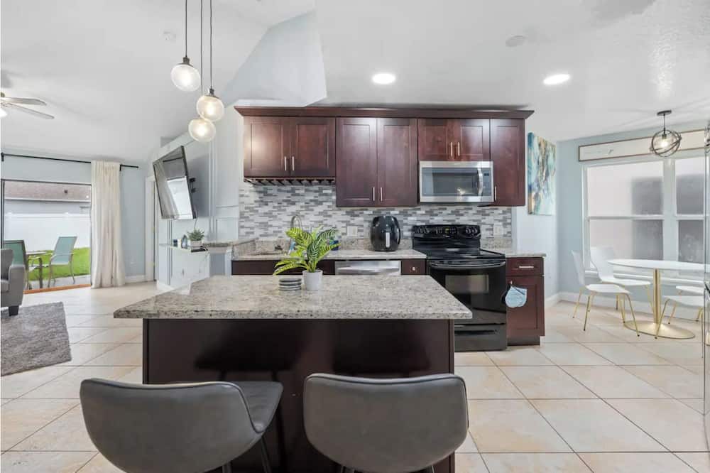 St. Cloud House | 3BDR, Firepit + 15 Min Lake Toho!