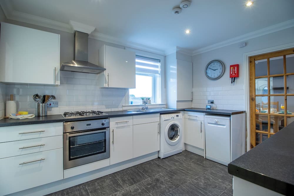 Coatbridge Apartment | 3-bedroom apartment in tranquil Coatbridge with WiFi